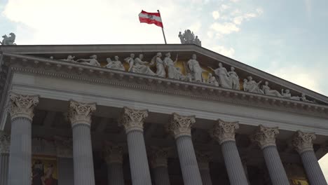 Die-österreichische-Flagge-Weht-Im-Wind-Auf-Dem-Dach-Des-österreichischen-Parlaments