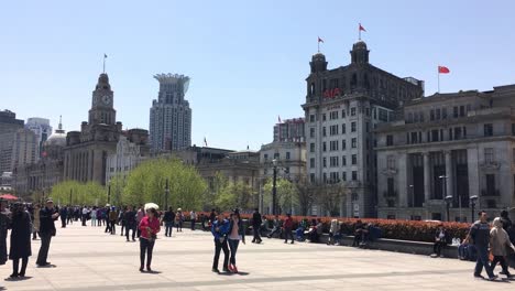 Gente-Y-Turistas-Caminando-Frente-A-La-Oficina-De-Aia-Shanghai-Y-Al-Edificio-De-Aduanas-En-Bund,-Shanghai,-China