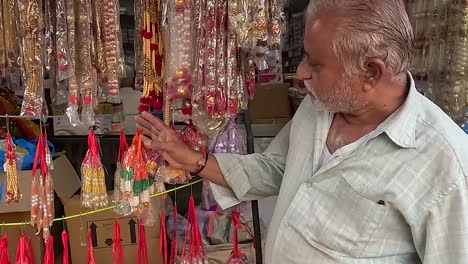 Un-Comerciante-En-La-Carretera-Vende-Utensilios-Del-Templo-Y-Guirnaldas-De-Flores