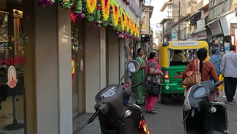 Muchas-Mujeres-Están-De-Compras-En-El-Mercado-Callejero