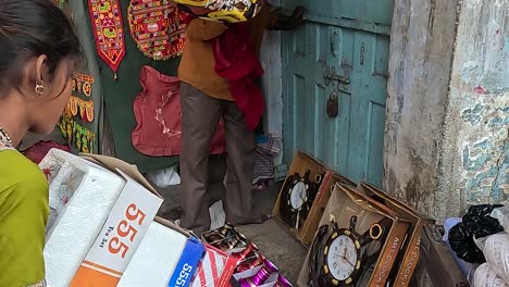 A-shopkeeper-is-selling-items-on-the-road,-home-decoration-decorative-clocks,-photo-frames-and-other-items-are-being-distributed-on-the-street-road