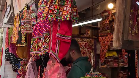 La-Gente-Está-Comprando-Ropa-En-Una-Tienda-De-Disfraces-Tradicionales.