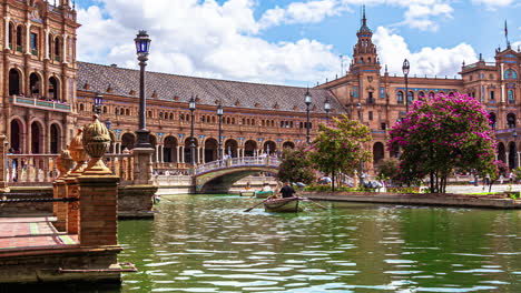 Timelapse-De-Turistas-Explorando-Y-Paseando-En-Bote-En-La-Icónica-Plaza-De-La-Plaza-De-España