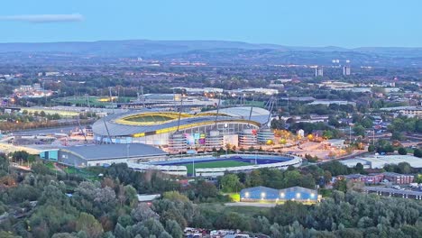 Beleuchtetes-Etihad-Stadion-Von-Manchester-City-Nach-Sonnenuntergang