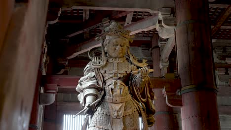 Mirando-A-Komokuten,-Uno-De-Los-Dos-Guardianes-Del-Daibutsuden-En-Nara