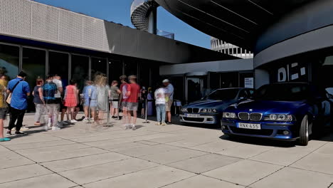 Fila-De-Personas-Ingresan-Al-Museo-Bmw-Para-La-Celebración-De-50-Años,-Lapso-De-Tiempo