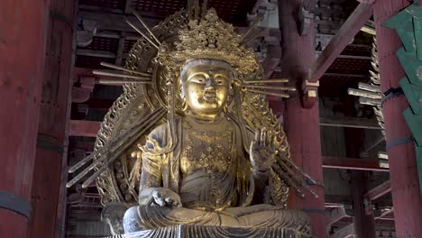 Estatua-De-Nyoirin-Kannon-En-El-Salón-Dorado,-Todaiji