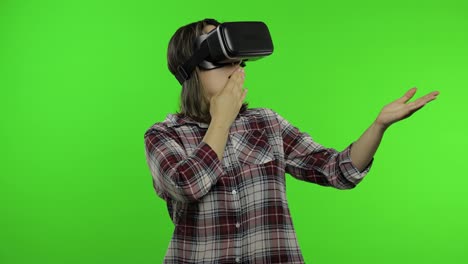 Junge-Frau-Benutzt-VR-Headset-Helm,-Um-Ein-Spiel-Zu-Spielen,-Und-Zeigt-Seitlichen-Werbebereich.-Chroma-Key