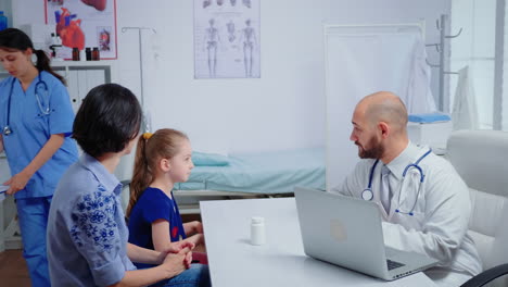 Médico-Examinando-La-Radiografía-Del-Niño