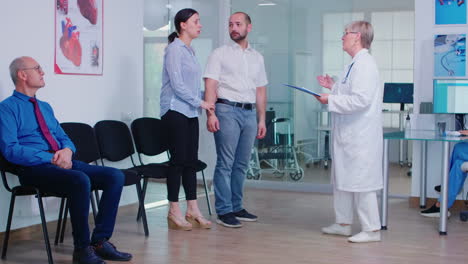 Malas-Noticias-Del-Médico-En-La-Sala-De-Espera-Del-Hospital.