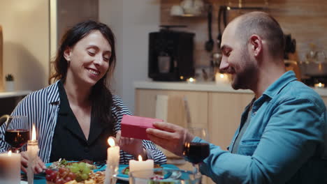 Abriendo-Una-Pequeña-Caja-De-Regalo-Presentada