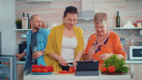 Cutting-the-pepper-using-tablet