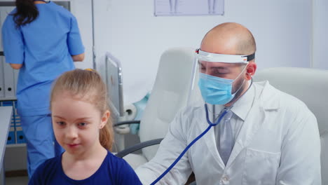 Doctor-Dando-Un-Chequeo-A-Una-Niña-En-El-Consultorio-Médico