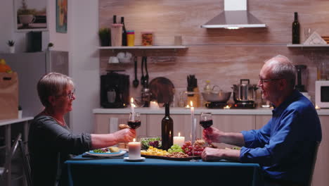 Pareja-De-Ancianos-Bebiendo-Una-Copa-De-Vino