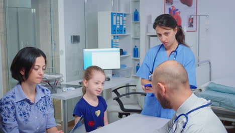 Médico-Y-Enfermera-Hablando-Con-Un-Paciente-Infantil