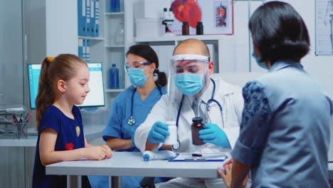 Nurse-giving-pills-to-doctor