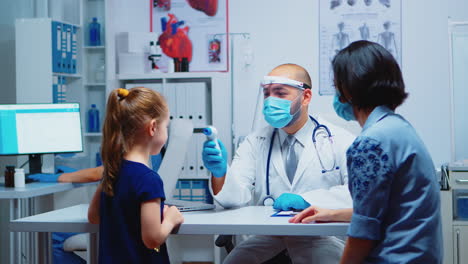 Médico-Especialista-Midiendo-La-Temperatura-Infantil