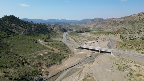 Eine-Brücke-In-Paktias-Landschaft