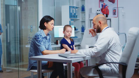 Trabajando-En-Un-Examen-De-Diagnóstico-Sobre-La-Salud-Del-Niño