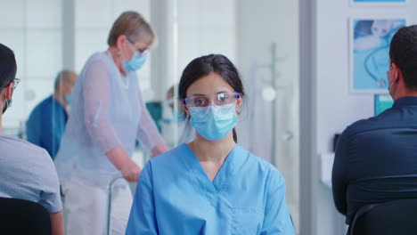 Krankenschwester-Mit-Gesichtsmaske