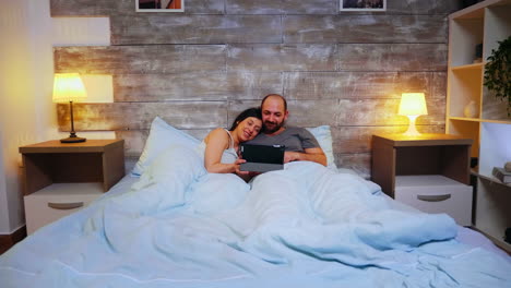 Zoom-in-shot-of-young-couple-lying-in-bed