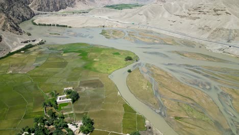 Casas-De-Barro-En-Medio-De-Tierras-Verdes