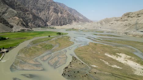 Ovejas-A-Lo-Largo-Del-Río-Kunduz