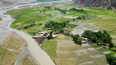 Casas-De-Barro-En-El-Corazón-Del-Esplendor-Verde