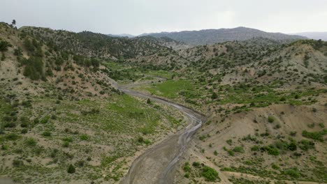 El-Encanto-Escénico-Del-Arroyo-En-Medio-De-Las-Colinas