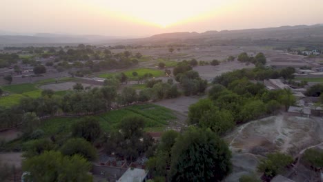 Imágenes-De-Drones-De-Las-Ciudades-Y-Campos-Verdes-Del-Distrito-De-Hesarak