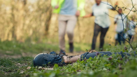 Rettungsgruppe-Findet-Ermordetes-Barfüßiges-Opfer-Im-Wald