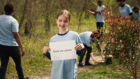 Retrato-De-Una-Dulce-Niña-Con-Un-Cartel-De-Salvar-Nuestro-Planeta-Contra-La-Contaminación