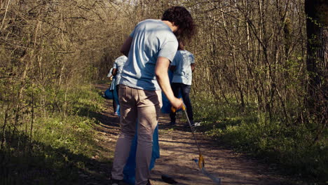 Equipo-De-Voluntarios-Limpiando-La-Zona-Forestal-De-Basura-Y-Plástico.