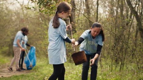 Mutter-Und-Tochter-Tun-Sich-Zusammen,-Um-Im-Wald-Neue-Bäume-Zu-Pflanzen