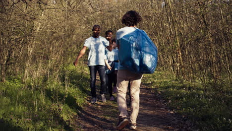 Gente-Satisfecha-Abandonando-El-Bosque-Después-De-Una-Productiva-Sesión-De-Limpieza-De-Basura.