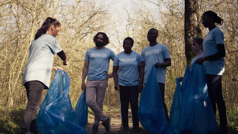 Grupo-De-Voluntarios-Preparándose-Para-Recoger-Basura-Y-Chatarra-Del-Bosque.