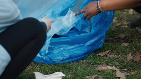 Diversos-Voluntarios-Recogiendo-Basura-Y-Almacenándola-En-La-Bolsa-De-Basura