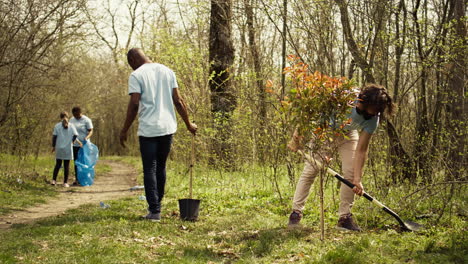 Un-Joven-Cubriendo-La-Base-Y-El-Agujero-Después-De-Plantar-Un-árbol-Pequeño-En-El-Bosque.