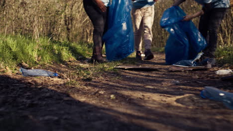 Gente-Recogiendo-Basura-Y-Botellas-De-Plástico-Del-área-Forestal