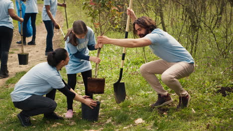 Equipo-De-Voluntarios-Plantando-árboles-Alrededor-Del-área-Forestal-Para-La-Preservación-De-La-Naturaleza.