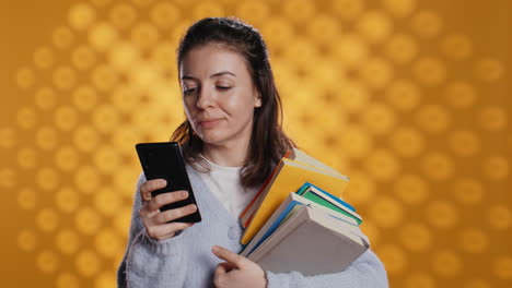 Mujer-Sonriente-Leyendo-Mensajes-En-Un-Teléfono-Inteligente-Mientras-Sostiene-Una-Pila-De-Libros