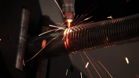 CNC-Laserschneiden-Von-Metall,-Moderne-Industrietechnologie.