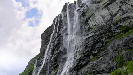 Fiordo-De-Geiranger,-Cascada-Siete-Hermanas.-Hermosa-Naturaleza-Paisaje-Natural-De-Noruega.