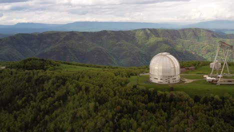 Spezielles-Wissenschaftliches-Astrophysikalisches-Observatorium.-Astronomisches-Zentrum-Für-Bodengestützte-Beobachtungen-Des-Universums-Mit-Einem-Großen-Teleskop.