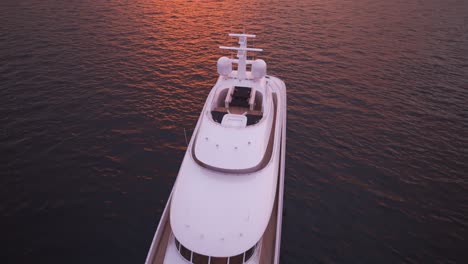 Luxusyacht,-Die-Bei-Bewölktem,-Launischem,-Nebligem-Sonnenuntergang-Auf-Dem-Wasser-Kreuzt.-Reisefreiheit-In-Jede-Beliebige-Richtung.-Boot-Auf-Dem-Meer-Als-Symbol-Für-Urlaub,-Tourismus,-Ferien-Und-Segeln.