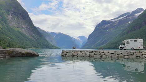 Viajes-De-Vacaciones-Familiares-En-Vehículos-Recreativos,-Viajes-De-Vacaciones-En-Autocaravana.-Hermosa-Naturaleza-Paisaje-Natural-De-Noruega.