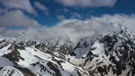 Flug-Durch-Bergwolken-über-Wunderschöne-Schneebedeckte-Gipfel-Von-Bergen-Und-Gletschern.