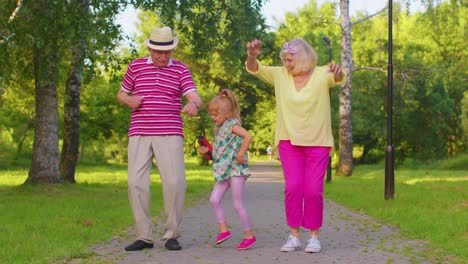 Nieta-Junto-Con-Abuela-Mayor-Escuchando-Música,-Bailando-Loca-En-El-Parque