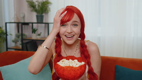 Frau-Sitzt-Auf-Der-Couch,-Isst-Popcorn-Und-Sieht-Sich-Zu-Hause-Interessante-Comedy-Serien,-Filme-Oder-Kinofilme-An