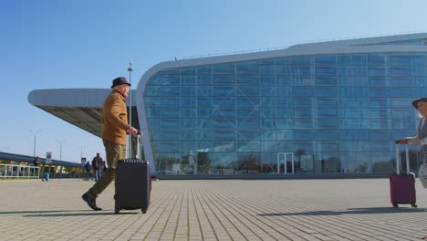 Älterer-Alter-Ehemann,-Ehefrau,-Rentner,-Touristen,-Wiedersehenstreffen-Im-Flughafenterminal-Nach-Langer-Trennung